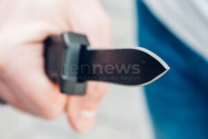 ERLANGEN – 🔪 Streit an Busbahnhof eskaliert am Sonntag (28.09.2025): 15-Jähriger mit Messer verletzt, Polizei bittet um Hinweise! 🚨