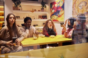 FÜRTH - 🗣️ „Talking Tuesday“ am Dienstag (23.09.2025) im Kulturcafé Zett9: Junge Menschen tauschen sich aus, spielen gemeinsam und erleben Vielfalt in Fürth! 🎲