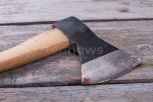 KRAILLING - 🎭 Unbekannte Person mit Axt sorgt am Mittwoch (17.09.2025) für Polizeieinsatz! Fahndung nach Mann mit Vogelmaske bisher erfolglos! 🪓