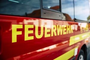 EBENHAUSEN-WERK – 🔥 Batterie fängt Feuer am Sonntag (21.09.2025): Flammen greifen auf Lagerhalle über, 10.000 Euro Schaden, kein Fremdverschulden. 🚒