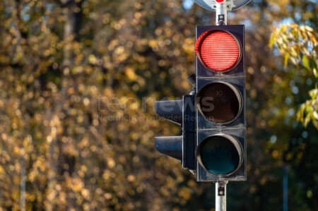 KÖNIGSBRUNN – 🚦 Kreuzungsunfall am Freitag (26.09.2025): Wer hat das Rotlicht missachtet? Frau schwer verletzt, Fahrer alkoholisiert, Polizei sucht Zeugen! 🚑