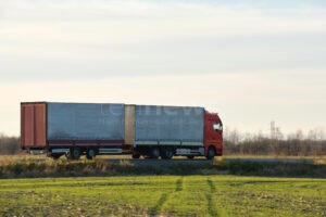 BRÜSSEL - 🚛 EU-Verordnung zwingt Lkw-Anhänger zu CO₂-Reduktion! Massive Strafen ab 2030 drohen - Branche klagt vor Gericht! ⚖️