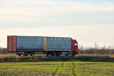 BRÜSSEL - 🚛 EU-Verordnung zwingt Lkw-Anhänger zu CO₂-Reduktion! Massive Strafen ab 2030 drohen - Branche klagt vor Gericht! ⚖️