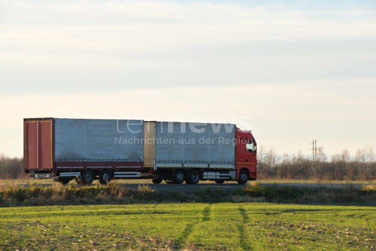 BRÜSSEL - 🚛 EU-Verordnung zwingt Lkw-Anhänger zu CO₂-Reduktion! Massive Strafen ab 2030 drohen - Branche klagt vor Gericht! ⚖