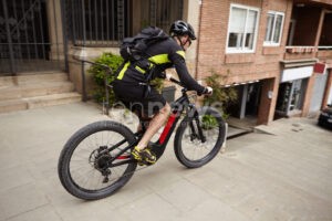 SCHWABMÜNCHEN - 🚴‍♂️ Radfahrer (60) greift am Dienstag (16.09.2025) Jungen (13) an Bushaltestelle an! Polizei ermittelt nach Körperverletzung! 👮‍♂️