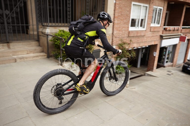 SCHWABMÜNCHEN - 🚴‍♂ Radfahrer (60) greift am Dienstag (16.09.2025) Jungen (13) an Bushaltestelle an! Polizei ermittelt nach Körperverletzung! 👮‍♂