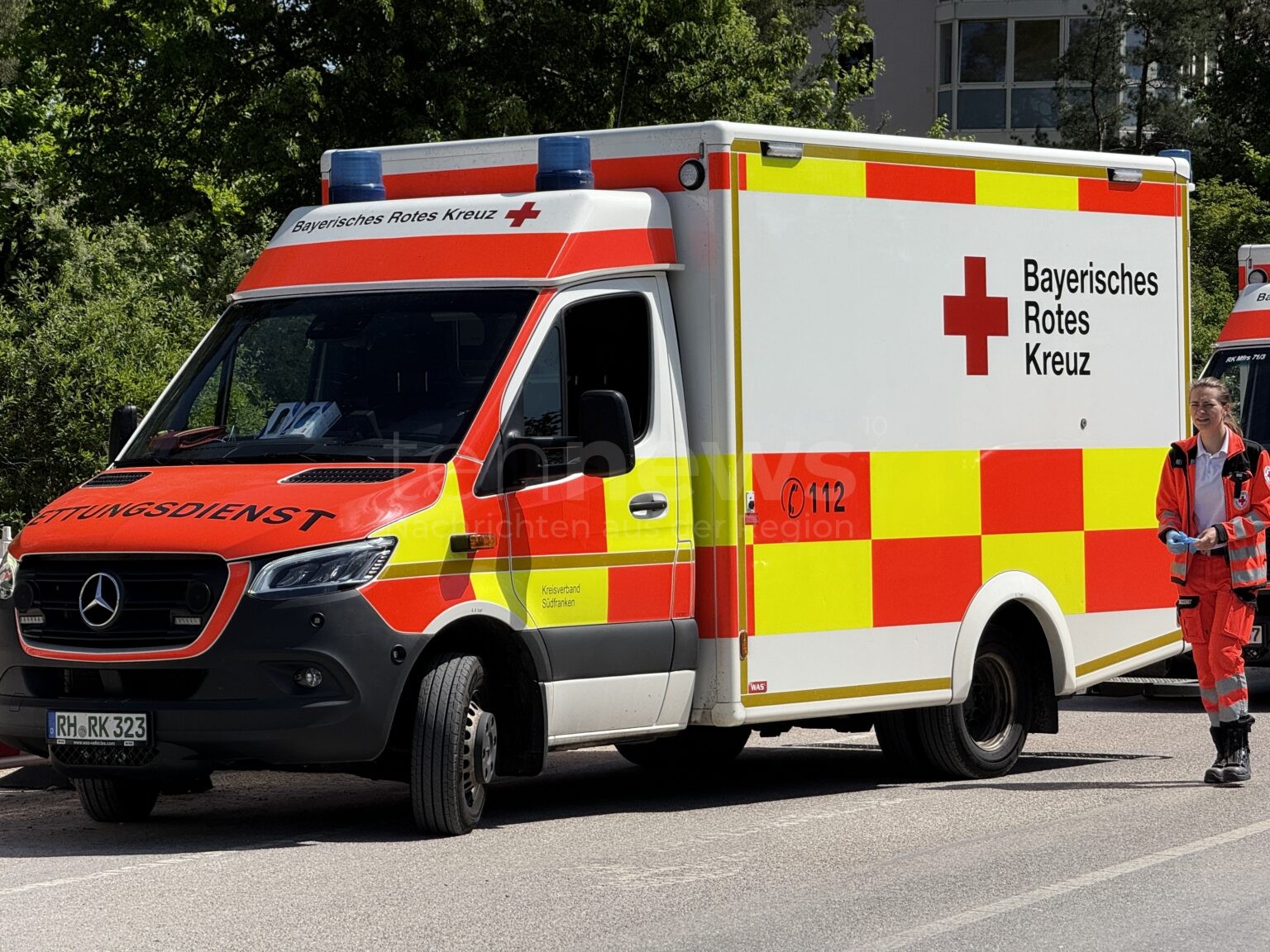 🚑 ST2277 BEI UNTEREUERHEIM – Zu schnell unterwegs: BMW kracht am Samstag (04.10.2025) gegen Baum - Zwei Schwerverletzte, Rettungshubschrauber im Einsatz. 🚓