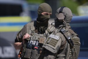 🚨 AUGSBURG-OBERHAUSEN – Sieben Festnahmen bei Drogenrazzia am Dienstag (14.10.2025): Haftbefehle vollstreckt, Wohnungen durchsucht, Ermittlungen laufen. 🚔