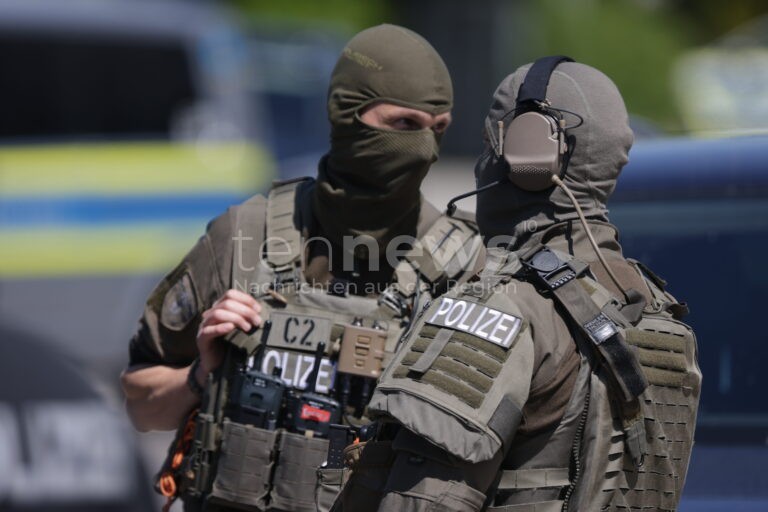 🚨 AUGSBURG-OBERHAUSEN – Sieben Festnahmen bei Drogenrazzia am Dienstag (14.10.2025): Haftbefehle vollstreckt, Wohnungen durchsucht, Ermittlungen laufen. 🚔