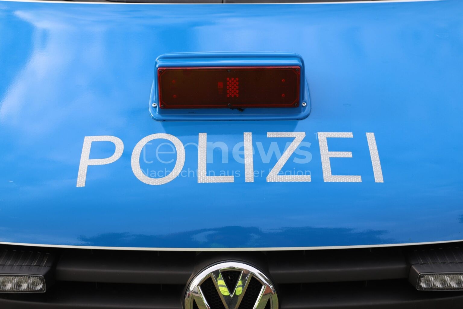 Vorfahrtsmissachtung beim Abbiegen: 56-Jährige verursacht 16.000 Euro Sachschaden - tennews GEROLSBACH - 🚗 Vorfahrtsmissachtung am Montag (06.10.2025) an Kreuzung! Nissan-Fahrerin (56) übersieht Audi beim Abbiegen - 16.000 Euro Sachschaden! 💥