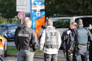 MÜNCHEN - 🔥 Mann (57) setzt am Mittwoch (01.10.2025) Haus in Brand, verletzt Mutter und Tochter schwer! Sprengstoff im Rucksack - Wiesn evakuiert! 🚨