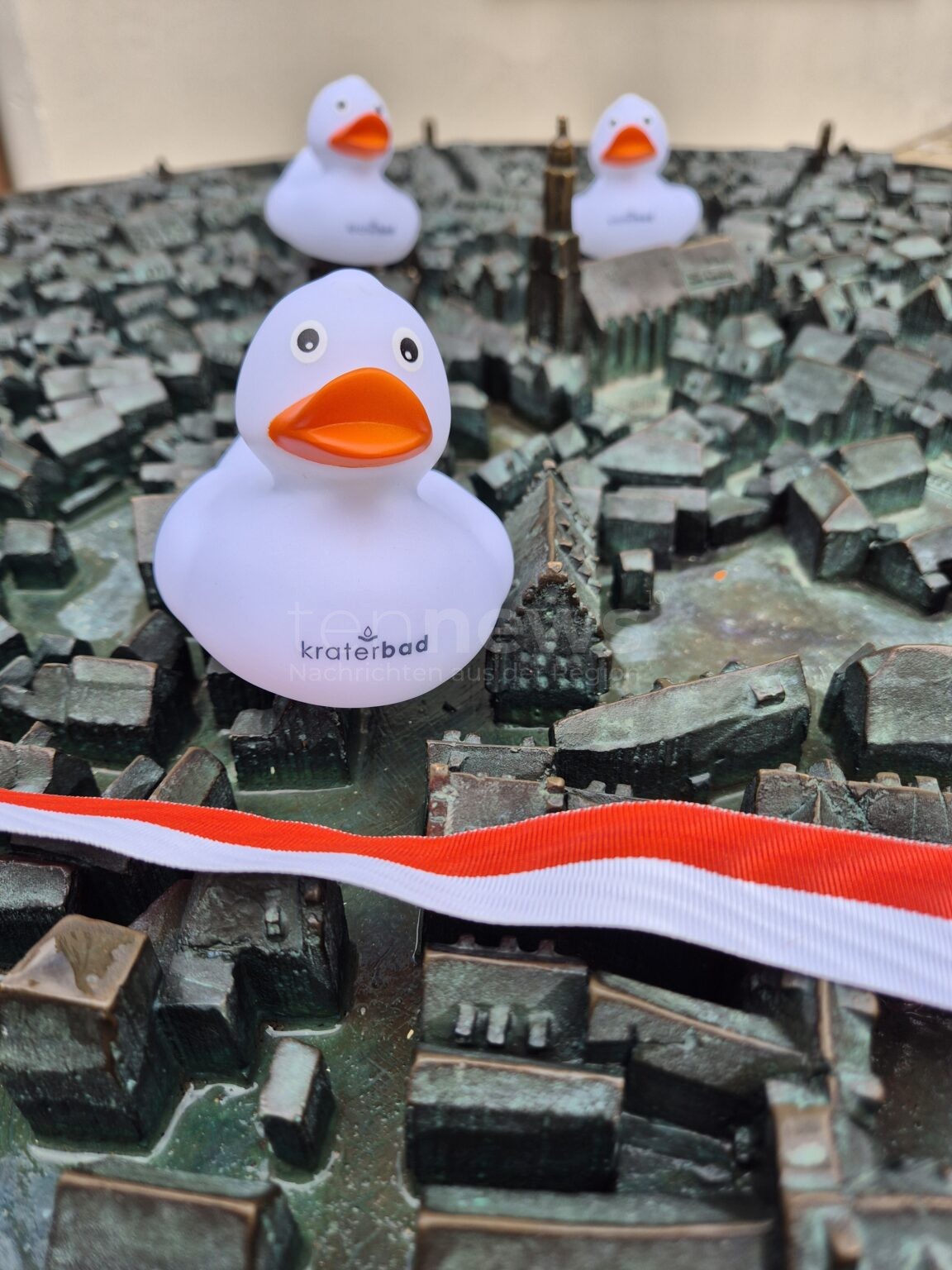 Hunderte gelbe Rennenten stürzen sich in die Eger: Wer gewinnt den spektakulären Enten-Marathon? - tennews NÖRDLINGEN - 🦆 Großes Nördlinger Entenrennen am Sonntag (09.11.2025)! Hunderte gelbe Rennenten schwimmen durch die Altstadt - vier Gewinner springen ins neue Kraterbad! 🏆