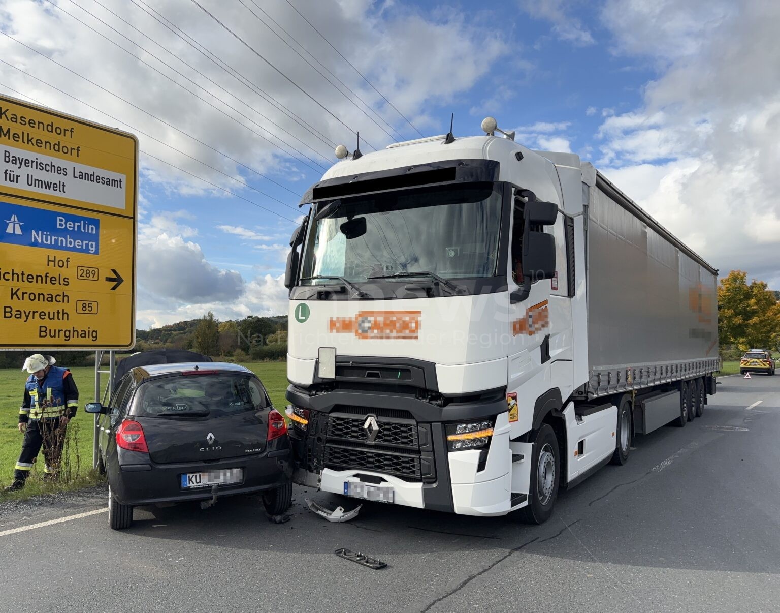 KULMBACH - 💥 Schwerer Unfall am Donnerstag (09.10.2025)! Renault (74) kracht in Sattelzug und verkeilt sich zwischen Laster und Schild! 🚗