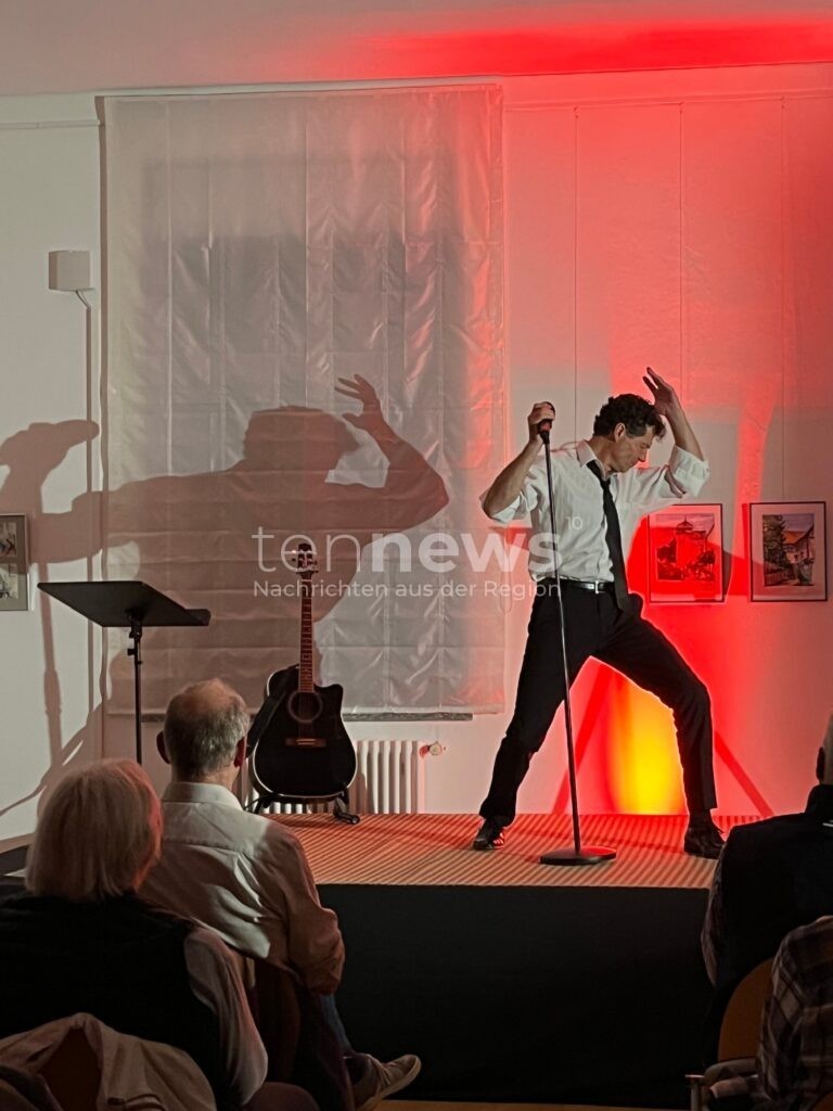 NÖRDLINGEN - 🎤 Elvis-Interpret Stefan Schael begeistert volles Haus in der Stadtbibliothek! Mitreißende Performance mit bekannten Hits - mehrere Zugaben! 🎸