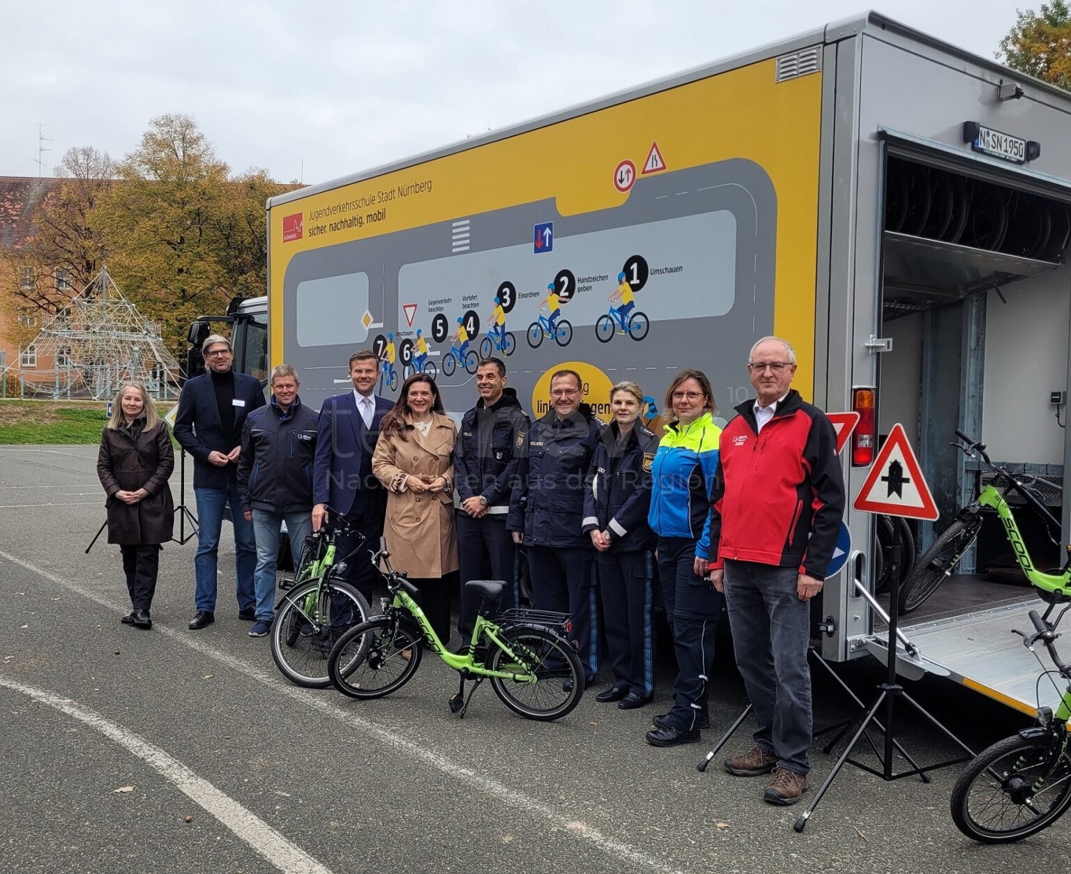 Neue Lastwagen für Jugendverkehrsschule: Stadt und Polizei setzen auf mobile Verkehrserziehung - tennews NÜRNBERG - 🚛 Neue Verkehrserziehung-Fahrzeuge am Dienstag (28.10.2025) übergeben! Stadt und Polizei setzen auf mobile Jugendverkehrsschule mit Maskottchen "Sinamo"! 🚴