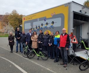NÜRNBERG - 🚛 Neue Verkehrserziehung-Fahrzeuge am Dienstag (28.10.2025) übergeben! Stadt und Polizei setzen auf mobile Jugendverkehrsschule mit Maskottchen "Sinamo"! 🚴