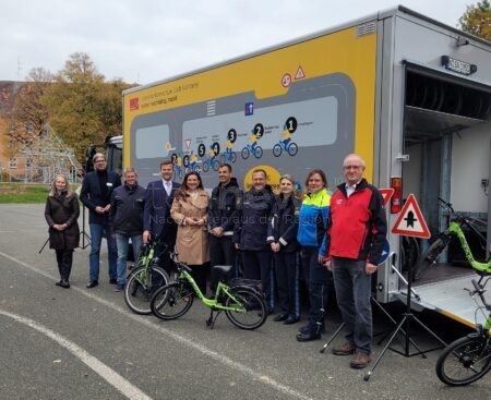 NÜRNBERG - 🚛 Neue Verkehrserziehung-Fahrzeuge am Dienstag (28.10.2025) übergeben! Stadt und Polizei setzen auf mobile Jugendverkehrsschule mit Maskottchen "Sinamo"! 🚴