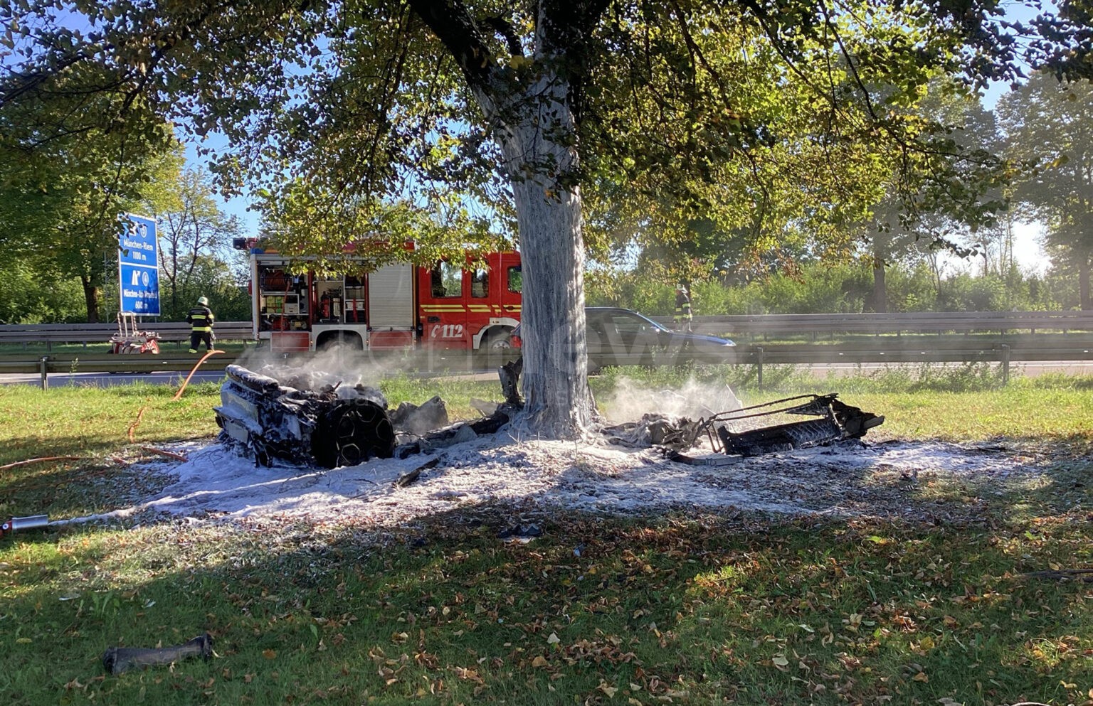 MÜNCHEN - 🏎️ Lamborghini kracht am Freitag (03.10.2025) an A94 gegen Baum! Sportwagen in zwei Teile gerissen und ausgebrannt - Fahrer schwerverletzt! 🚒