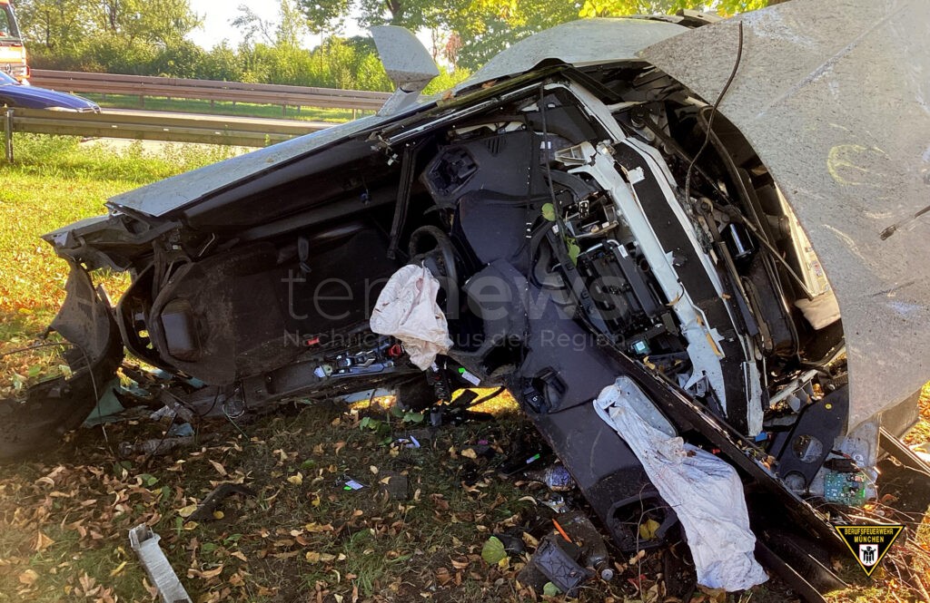 MÜNCHEN - 🏎️ Lamborghini kracht am Freitag (03.10.2025) an A94 gegen Baum! Sportwagen in zwei Teile gerissen und ausgebrannt - Fahrer schwerverletzt! 🚒