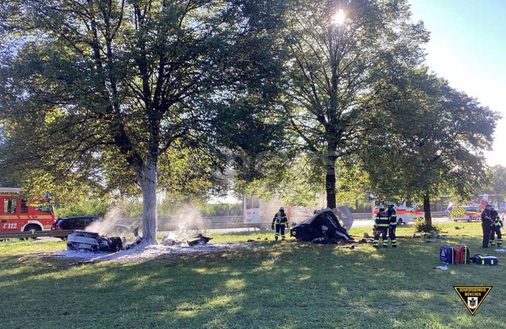 MÜNCHEN - 🏎️ Lamborghini kracht am Freitag (03.10.2025) an A94 gegen Baum! Sportwagen in zwei Teile gerissen und ausgebrannt - Fahrer schwerverletzt! 🚒