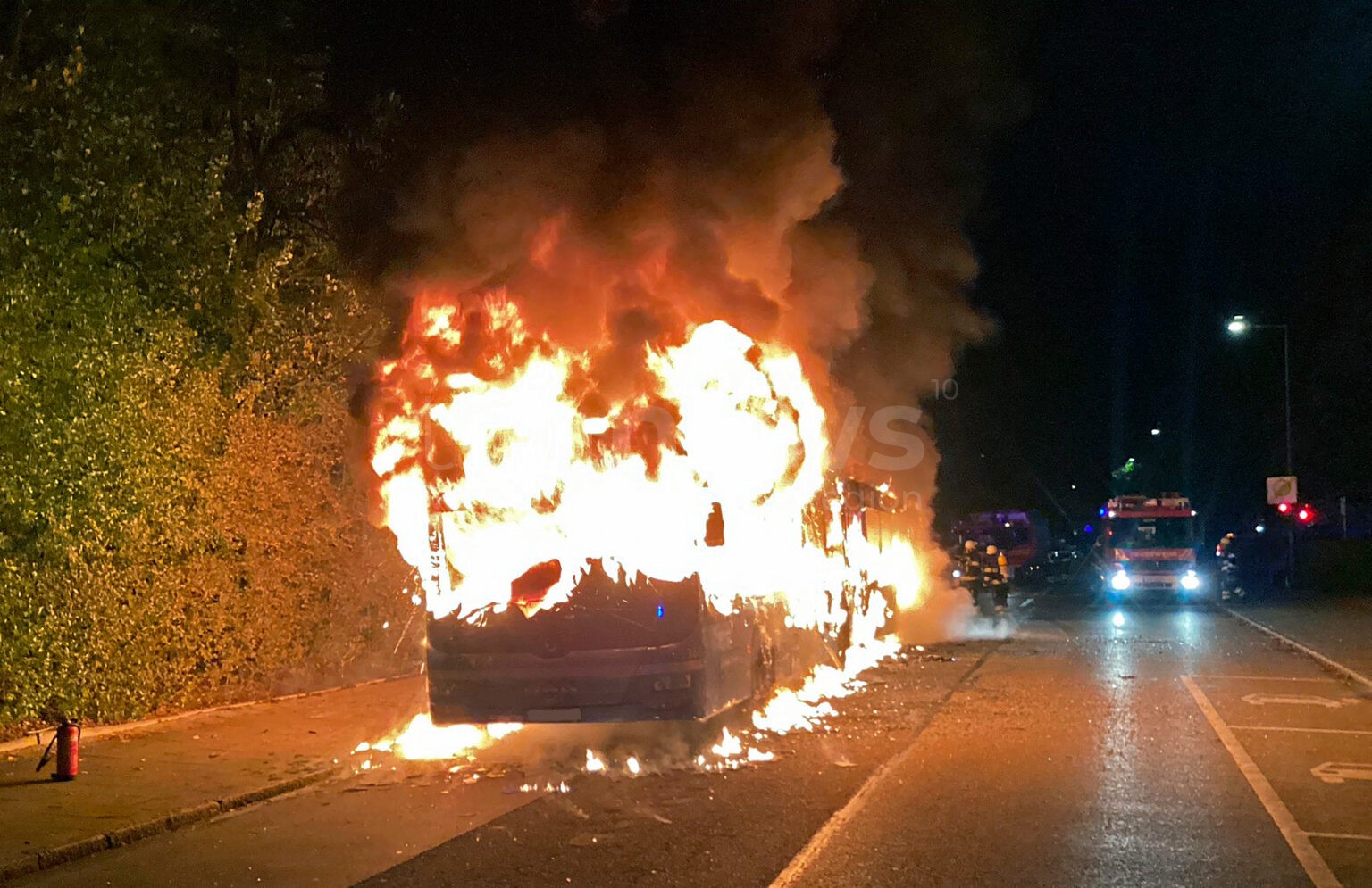 MÜNCHEN - 🔥 Vollbrand am Mittwoch (08.10.2025) um 5:45 Uhr! Bus brennt komplett aus, Flammen beschädigen Gebäude und Bäume - Busfahrer (50) verletzt! 🚒