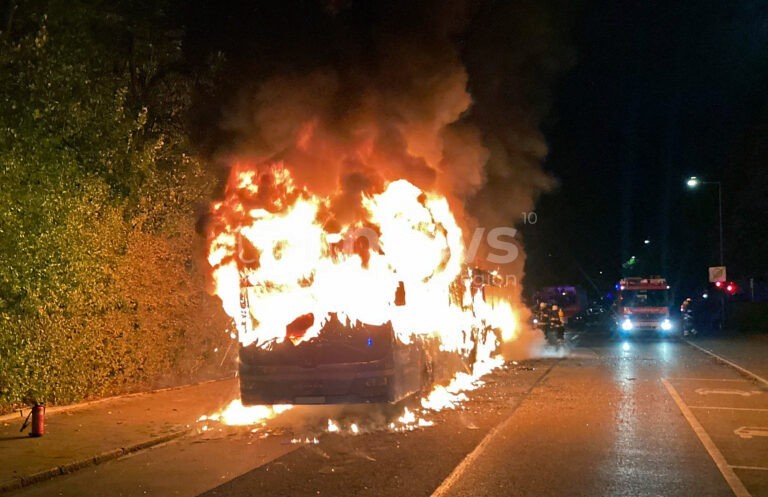 MÜNCHEN - 🔥 Vollbrand am Mittwoch (08.10.2025) um 5:45 Uhr! Bus brennt komplett aus, Flammen beschädigen Gebäude und Bäume - Busfahrer (50) verletzt! 🚒
