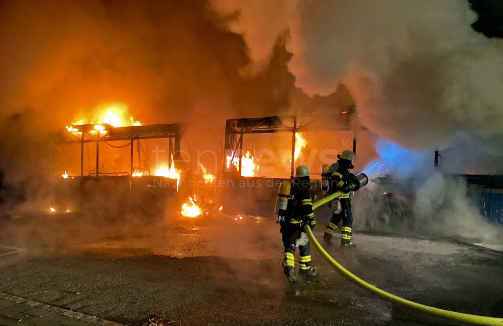 Bus brennt in München komplett aus: Flammen beschädigen umliegende Gebäude! - tennews MÜNCHEN - 🔥 Vollbrand am Mittwoch (08.10.2025) um 5:45 Uhr! Bus brennt komplett aus, Flammen beschädigen Gebäude und Bäume - Busfahrer (50) verletzt! 🚒