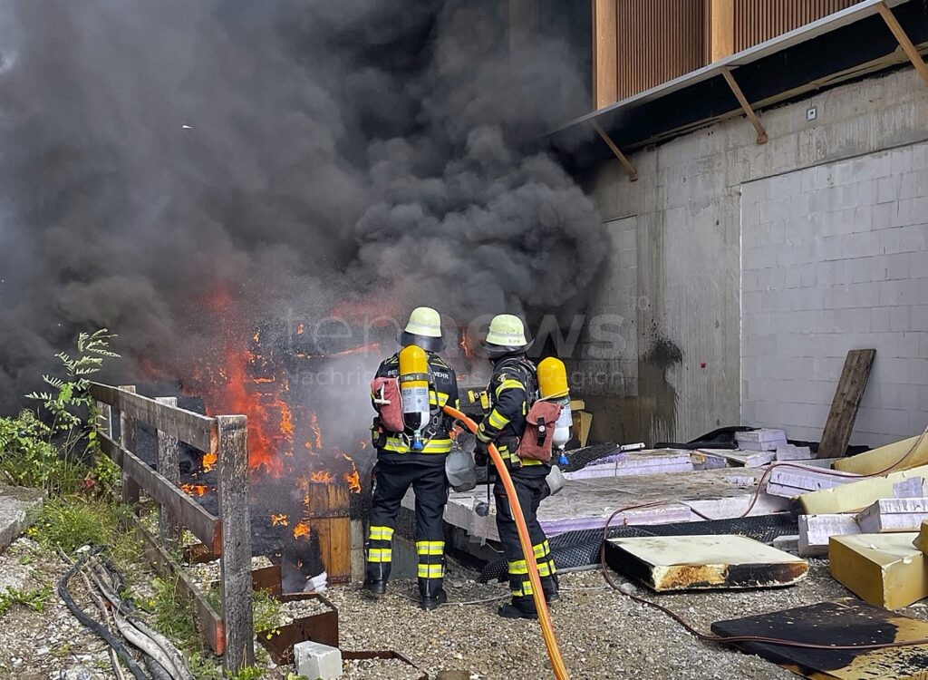 MÜNCHEN - Brand am Mittwoch (08.10.2025) auf Baustelle in der Torquato-Tasso-Straße! Dämmmaterial brennt - schwarze Rauchsäule weithin sichtbar!