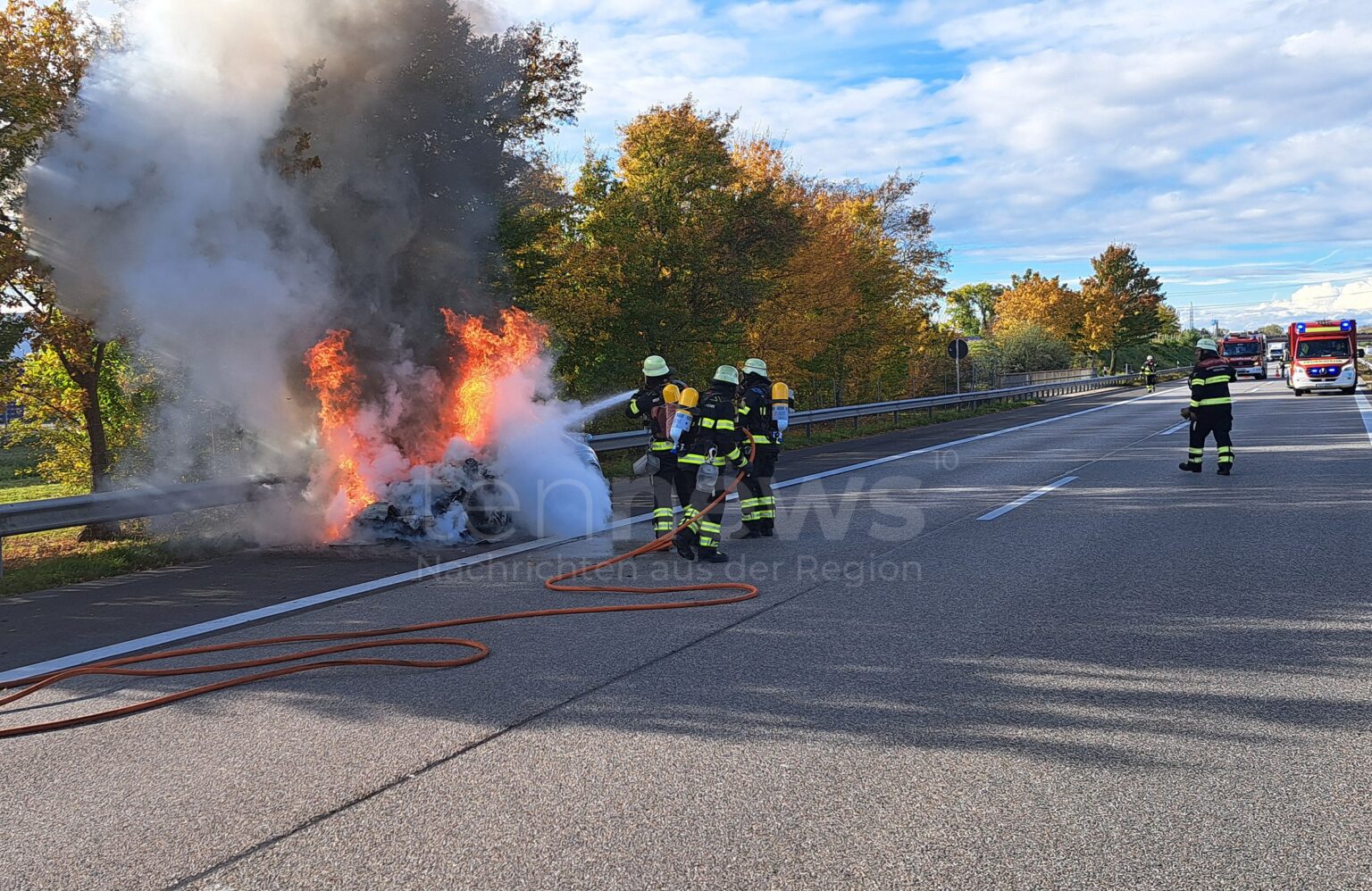 MÜNCHEN - 🔥 Audi TT brennt am Dienstag (21.10.2025) auf A8 komplett aus! Fahrer rettet sich hinter Leitplanke - A8 gesperrt! 🚗