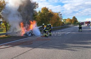 MÜNCHEN - 🔥 Audi TT brennt am Dienstag (21.10.2025) auf A8 komplett aus! Fahrer rettet sich hinter Leitplanke - A8 gesperrt! 🚗