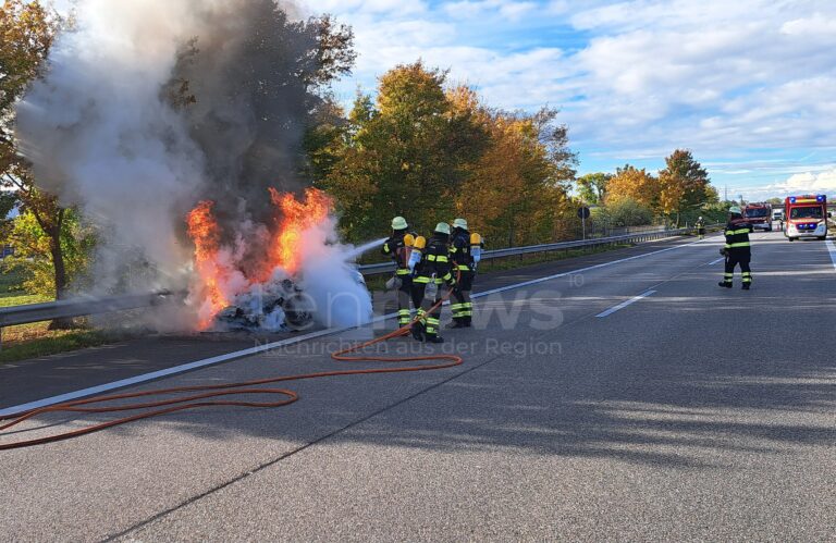 MÜNCHEN - 🔥 Audi TT brennt am Dienstag (21.10.2025) auf A8 komplett aus! Fahrer rettet sich hinter Leitplanke - A8 gesperrt! 🚗