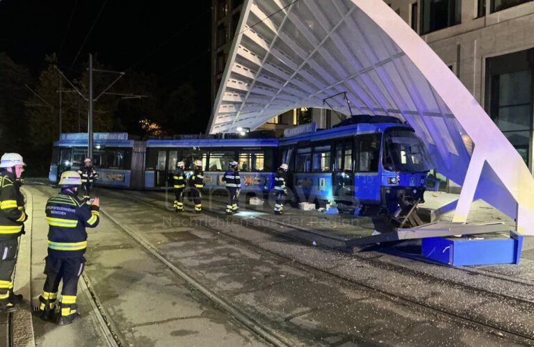 MÜNCHEN - 🚋 Spektakuläre Tram-Entgleisung am Donnerstagabend (23.10.2025)! Straßenbahn kracht in Haltestelle - vier Verletzte, Fahrer (63) in Klinik! 🚑