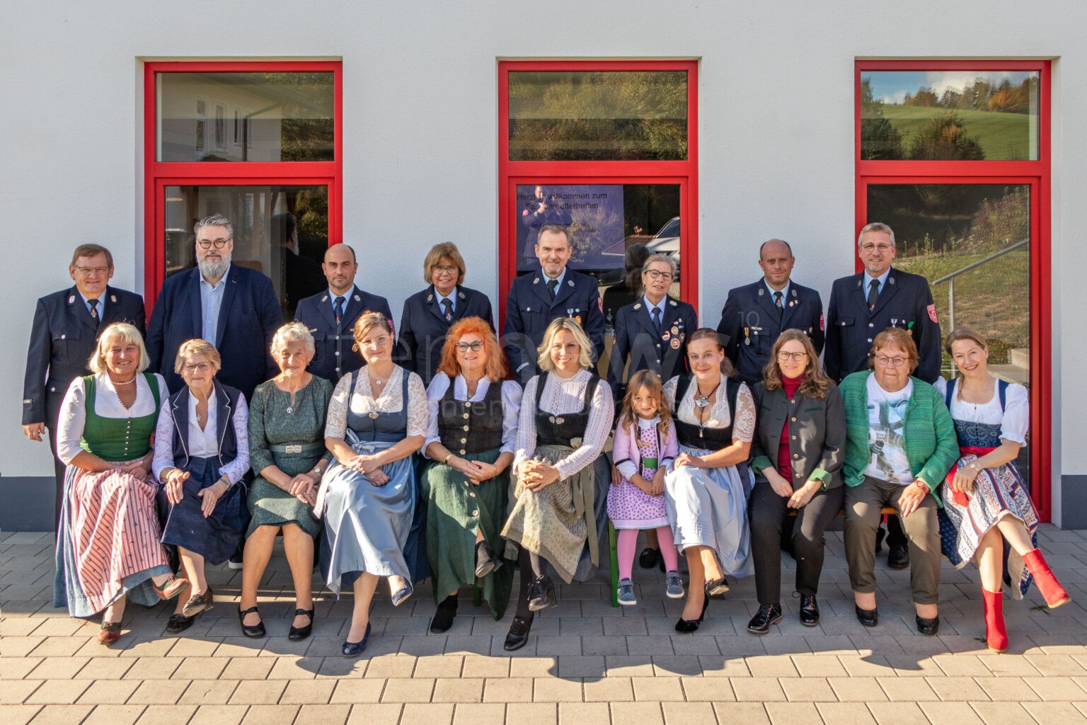 Nach 16 Jahren Pause wieder vereint: Fahnenmütter der Passauer Feuerwehren feiern traditionsreiches Treffen! - tennews PASSAU - 🚒 Treffen der Fahnenmütter der Passauer Feuerwehren! Nach 16 Jahren Pause wieder vereint - Bürgermeister Rother würdigt Engagement! 🏴