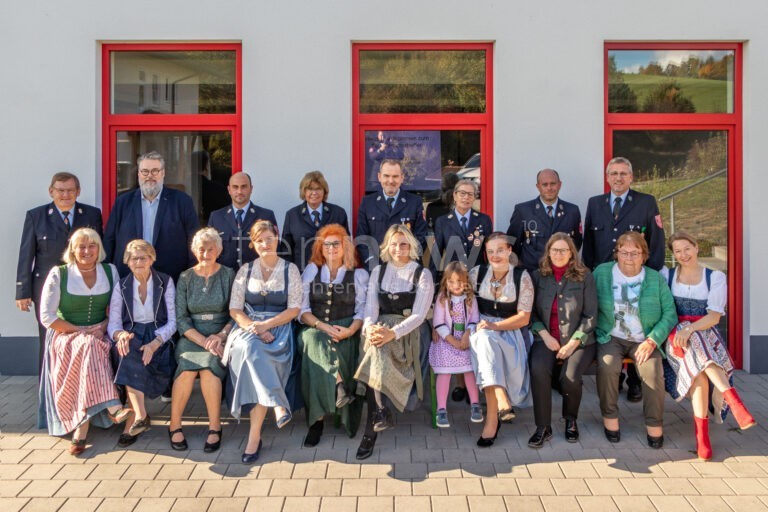 PASSAU - 🚒 Treffen der Fahnenmütter der Passauer Feuerwehren! Nach 16 Jahren Pause wieder vereint - Bürgermeister Rother würdigt Engagement! 🏴