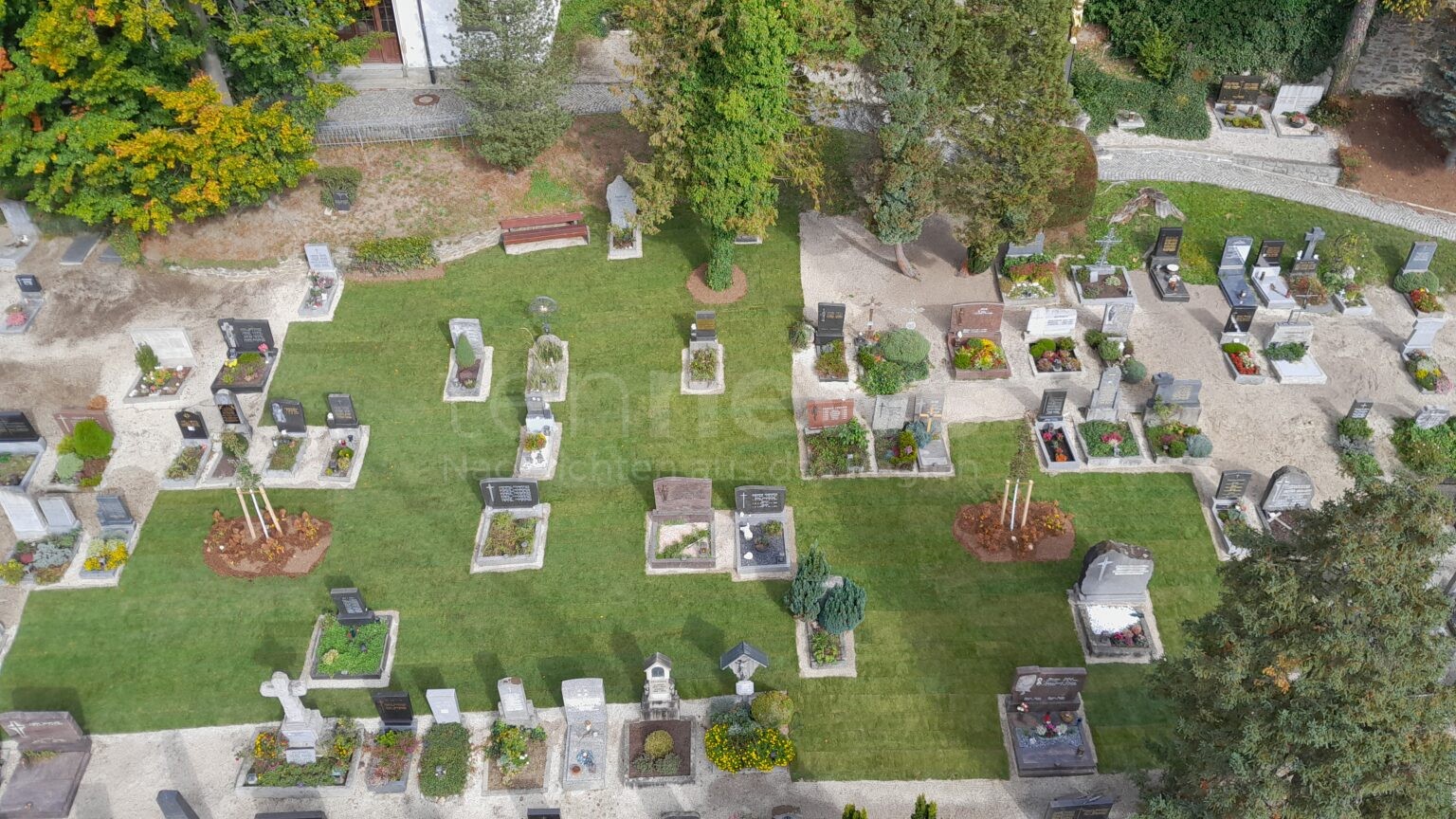 PASSAU - 🌿 Ilzstadtfriedhof mit neuer Grünfläche aufgewertet! 250 Quadratmeter Rasen verlegt und zwei Pflanzinseln angelegt! 🏞️