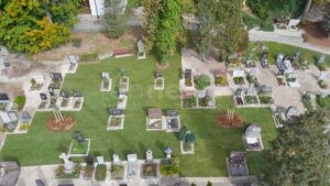 PASSAU - 🌿 Ilzstadtfriedhof mit neuer Grünfläche aufgewertet! 250 Quadratmeter Rasen verlegt und zwei Pflanzinseln angelegt! 🏞️