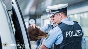 MÜNCHEN - 🚇 19-Jährige greift am Montag (20.10.2025) Reisenden in S-Bahn an! Massiver Widerstand gegen Bundespolizei - 2,8 Promille! 🍺