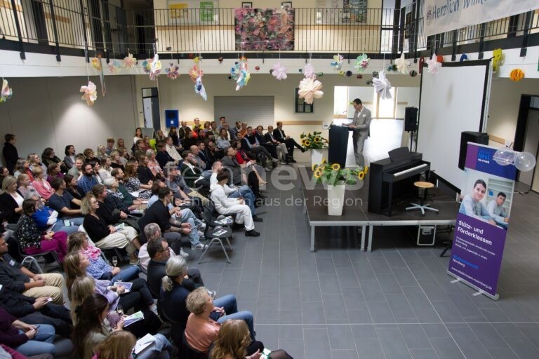 NÜRNBERG - 🎓 Stütz- und Förderklassen feiern 30. Geburtstag! 70 Prozent der Schulverweigerer schaffen Rückkehr in die Regelschule! 📚