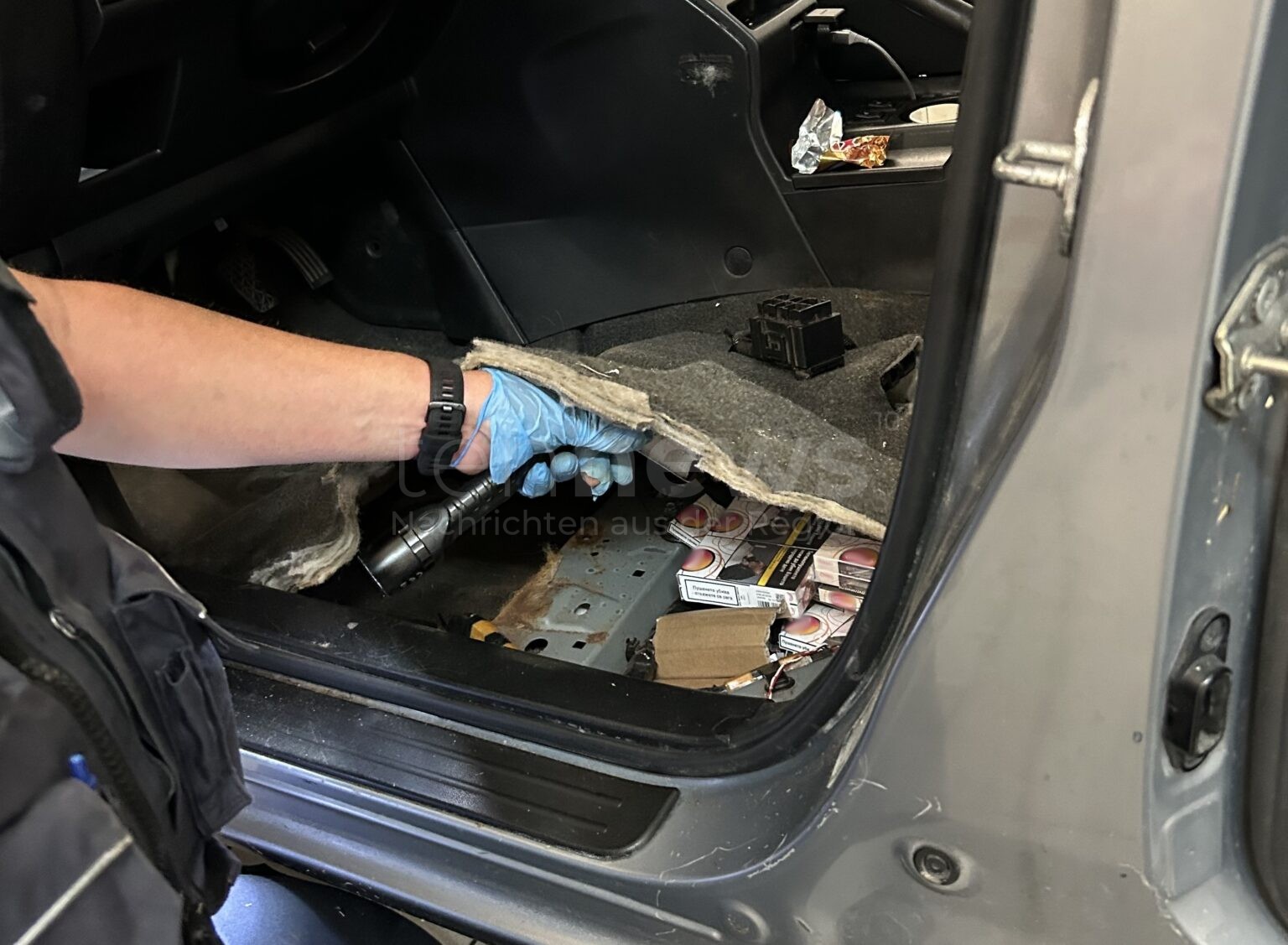 LANDKREIS DEGGENDORF - 🚬 Zigaretten-Schmuggel Anfang Oktober 2025 auf A3 aufgeflogen! Bulgare (28) versteckte 24.600 Zigaretten in Auto-Hohlräumen! 🚨
