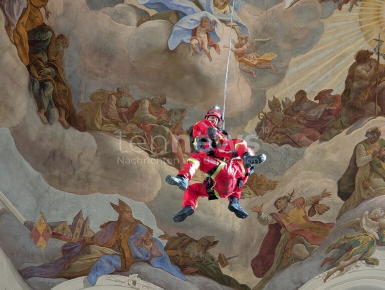 WÜRZBURG - 🚒 Höhenrettung mit Ausblick: Feuerwehr trainiert Rettung in Neumünster & Marienkapelle – Teamgeist, Präzision & spektakuläre Perspektiven! 🏰