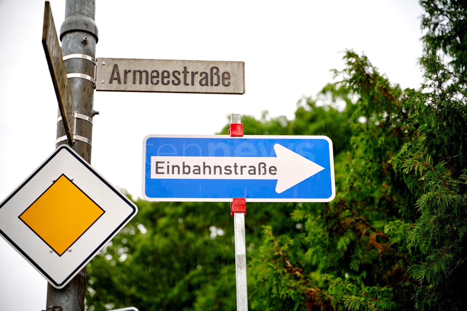BAMBERG - 🚦 Heute Einbahnstraßenregelung in der Armeestraße wegen Fußballspiel - geänderte Verkehrsführung und Parken für Gästefans! ⚽