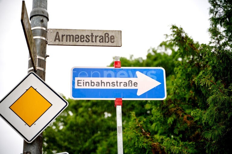 BAMBERG - 🚦 Heute Einbahnstraßenregelung in der Armeestraße wegen Fußballspiel - geänderte Verkehrsführung und Parken für Gästefans! ⚽