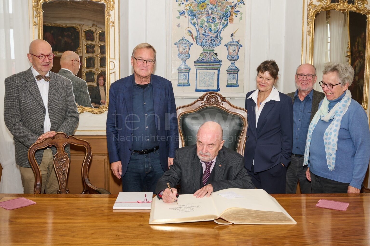 BAMBERG - 📖 Minister a.D. Rainer Eppelmann trägt sich ins Goldene Buch ein! OB Starke würdigt sein Engagement für Demokratie und gegen SED-Diktatur! 🏛️