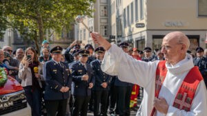 Feierliche Segnung: Sechs neue Feuerwehr-Einsatzfahrzeuge erhalten kirchlichen Segen vor St. Martin! - tennews BAMBERG - đ Feierliche Segnung Ende September! Sechs neue Feuerwehr-Einsatzfahrzeuge erhalten kirchlichen Segen vor St. Martin! âȘ