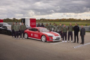 NEUBURG AN DER DONAU - 🚗 Bayern-Stars holen am Mittwoch (15.10.2025) neue Dienstwagen ab! Neuer wählt Hybrid-SUV, Musiala Elektro-Sportler! ⚽