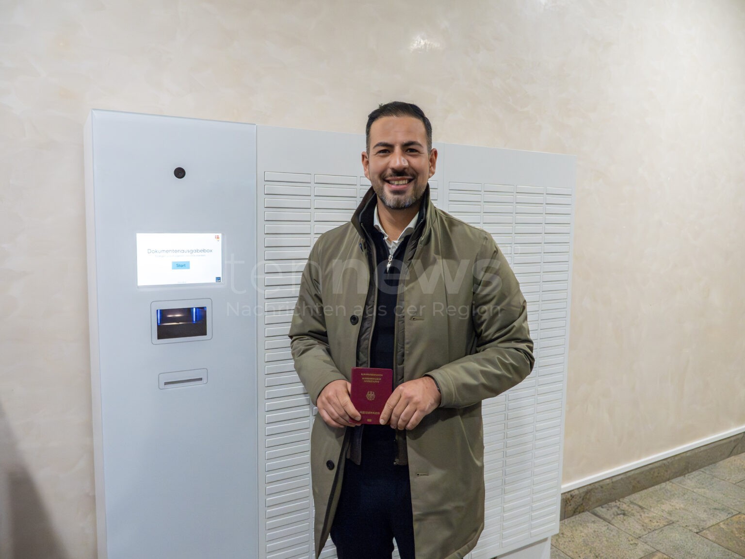 COBURG - 📱 Neue Dokumentenausgabebox seit 1. Oktober! Ausweise und Pässe jetzt werktags bis 22 Uhr und samstags abholen - einfach per SMS! 🆔