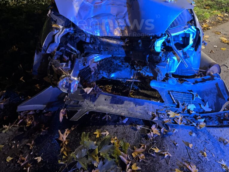 🚑 ST2183 BEI NEUENMARKT – Frontalcrash gegen Baum am Samstag (11.10.2025): Lieferdienst-Fahrer schwer verletzt, Totalschaden, Polizei ermittelt. 🚧