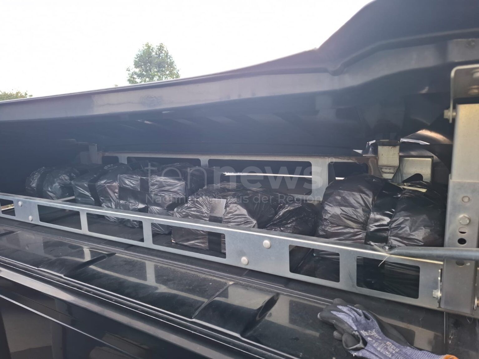 Versteck über der Fahrerkabine: Zoll stellt 16.000 Zigaretten auf der A6 sicher - tennews A6 BEI AMBERG - 🚛 Zoll entdeckt Verstecke in Lastwagen: 16.000 Zigaretten und 1.000 Heets über Fahrerkabine gefunden - Steuerschaden über 3.000 Euro! 🚬