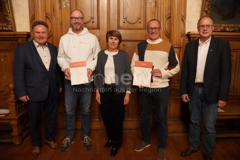 KAUFBEUREN - 🩸 Blutspender-Ehrung im Rathaus! Zehn Bürger für außergewöhnliches Engagement geehrt - zwei erreichen 100-Spenden-Marke! 🏆