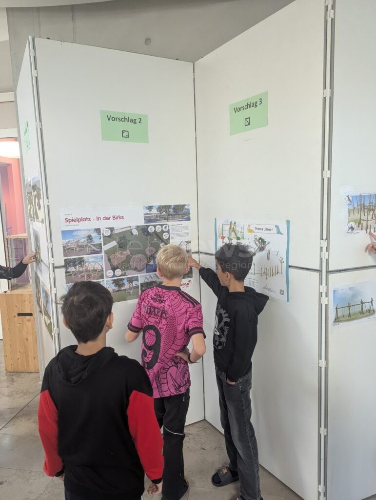 Grundschüler an der Wahlurne: Kinder entscheiden demokratisch über neuen Spielplatz - tennews SCHROBENHAUSEN - 🗳️ Besondere Wahl an der Grundschule Mühlried! Grundschüler entscheiden noch bis Freitag (10.10.2025) demokratisch über neuen Spielplatz! 🎡
